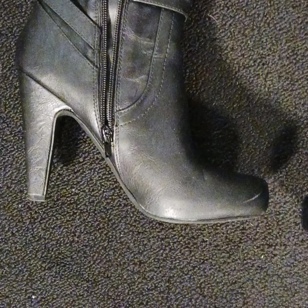 Guess boots
